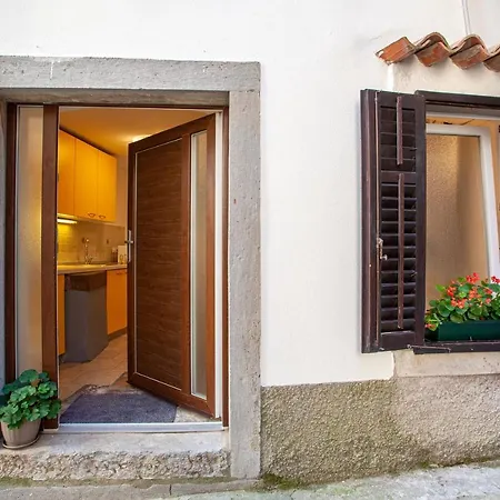 M Guest house Cres